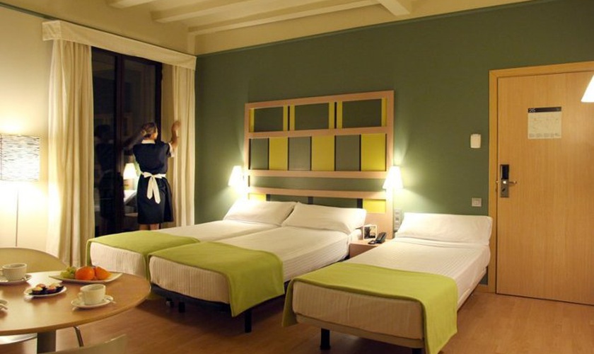 Habitación triple Hotel Ciutat Barcelona Habitación triple Hotel Ciutat Barcelona