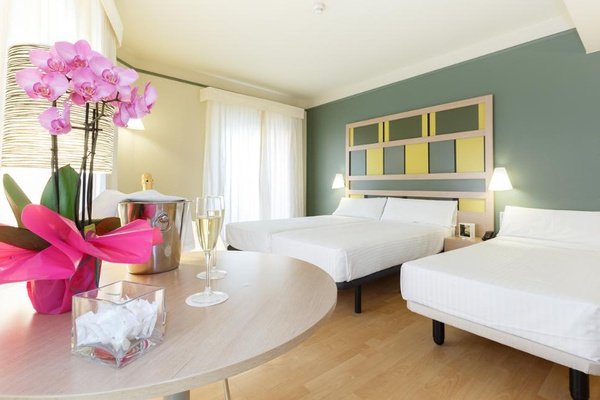 Habitación triple Hotel Ciutat Barcelona en Barcelona
